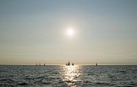 Des voiliers en mer sous le soleil de fin de soirée par Judith Cool Aperçu