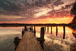 Alter Holzsteg im Sonnenuntergang