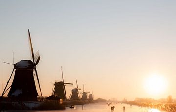 Met zonsopkomst op de schaats bij Kinderdijk van Leander Janssen