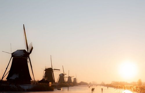 Mit Sonnenaufgang auf dem Schlittschuh am Kinderdijk von Leander Janssen