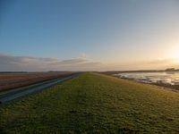 De dijk volgend