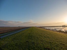 De dijk volgend by Noortje van Zuidam