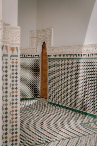 De houten deur in het Mausoleum van Moulay Ismail | Meknes | Marokko van Marika Huisman fotografie
