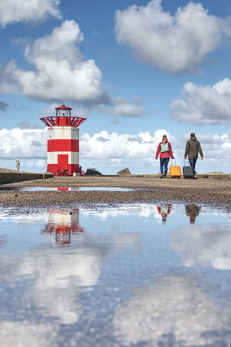Toeristen onderweg naar het lichtbaken