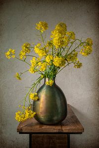 Gelbes Stilleben mit Blumen.