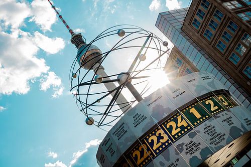 Weltzeituhr und Fernsehturm Berlin im Sommer