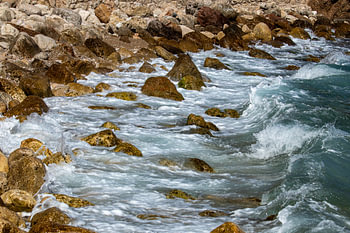 Wellen am felsigen Strand