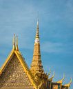 Devant la salle du trône aux toits à pignons dorés, Phnom Penh par Rietje Bulthuis Aperçu