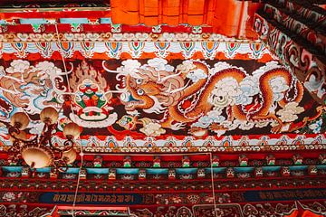 Tibetaanse muurschildering in klooster met draak van Your Travel Reporter
