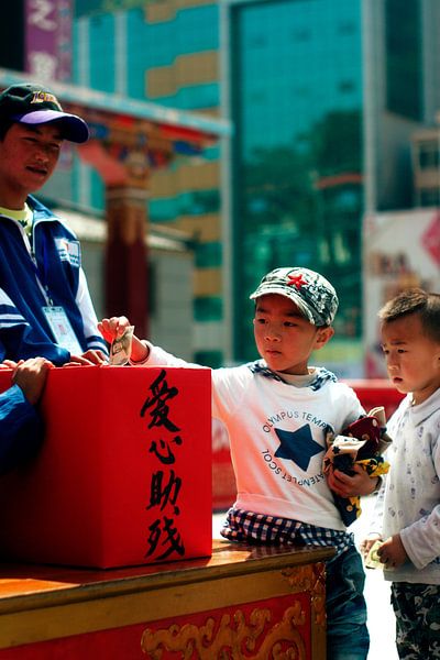 Chinees jongetje doneert geld by André van Bel