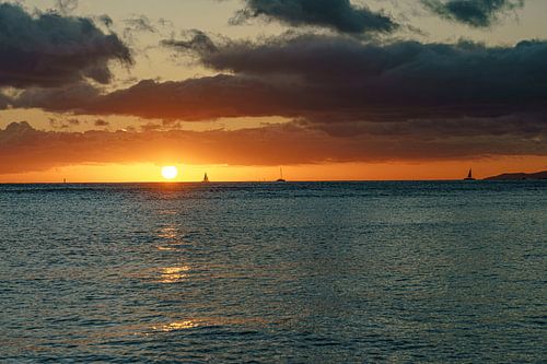 Zonsondergang gezien vanaf Waikiki Beach.
