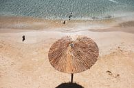 Sonnenschirm aus Weidengeflecht am Strand von Marit Lindberg Miniaturansicht