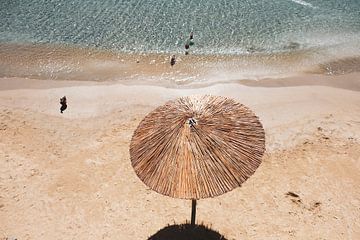 Rieten parasol op strand van Marit Lindberg
