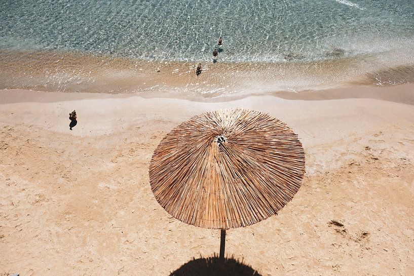 Parasol en osier sur la plage par Marit Lindberg