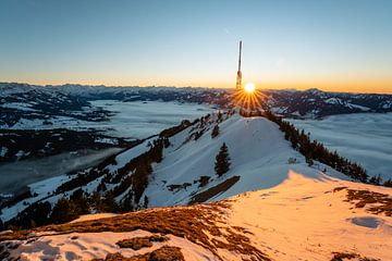 Laatste zonnestralen op de Grünten met uitzicht op de Oberallgäu van Leo Schindzielorz
