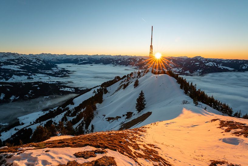 Laatste zonnestralen op de Grünten met uitzicht op de Oberallgäu van Leo Schindzielorz