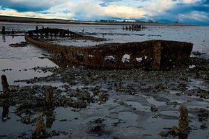 Sonnenuntergang am Wattenmeer mit einem Schiffswrack