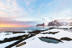 Sonnenuntergang über dem Okshornan-Gebirge bei Tungeneset auf der Insel Senja in Nordnorwegen