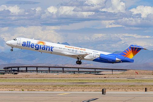 Take-off Allegiant MD-83 passagiersvliegtuig.