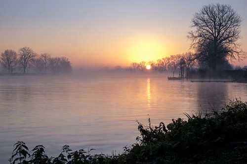 Zonsopkomst aan de Maas in Grave