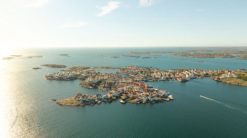 Klädesholmen aus der Luft – Schärenidylle im Sonnenlicht von Sven Schleider