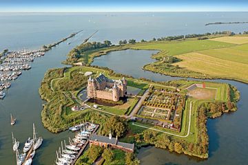 Luchtfoto van kasteel Muiderslot bij het IJsselmeer in Nederland van Eye on You