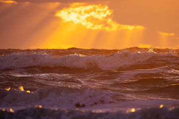 Gouden ondergaande zon - Noordzee van Servan Ott