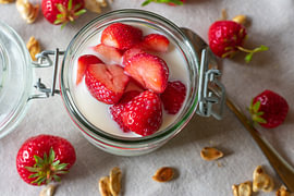 Homemade yoghurt with strawberries – a spontaneous summer treat by Authentic Food Stories