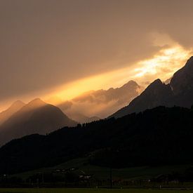 Zonnestralen door de Oostenrijkse bergen van Gijs de Kruijf