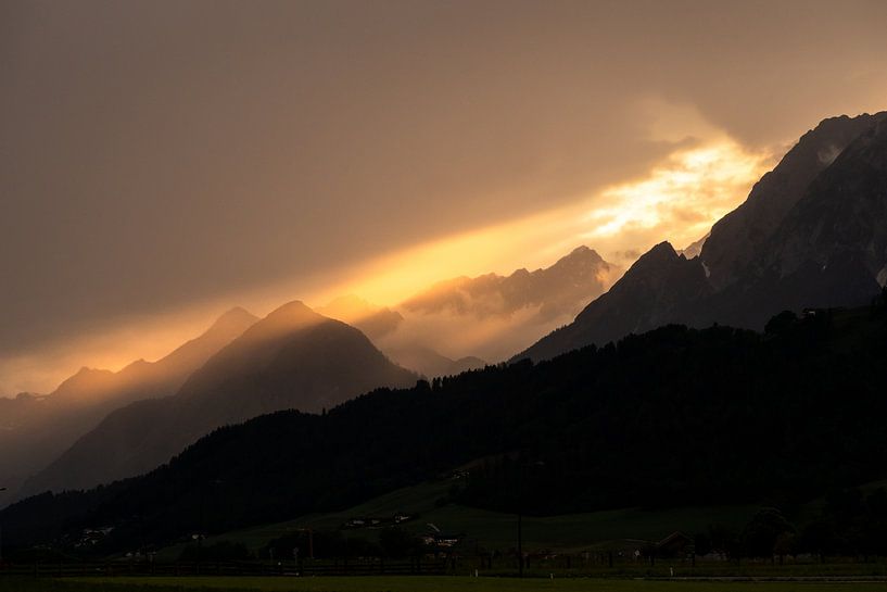 Sonnenstrahlen durch die österreichischen Berge von Gijs de Kruijf