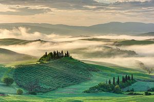 Morning mist in the Val d'Orcia in Tuscany sur Michael Valjak