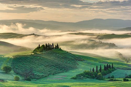 Morgennebel im Val d'Orcia in der Toskana sur Michael Valjak