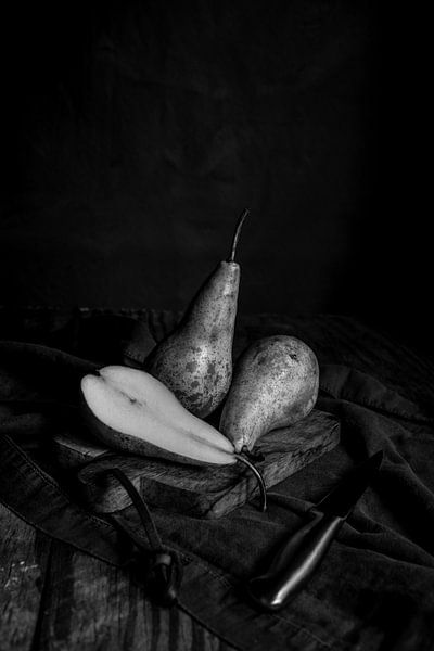 dun Ansichtkaart versneller peren op snijplank | fine art stilleven fotografie in zwart-wit | print  muur kunst van Nicole Colijn op canvas, behang en meer