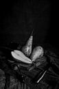 peren op snijplank | fine art stilleven fotografie in zwart-wit | print muur kunst van Nicole Colijn thumbnail