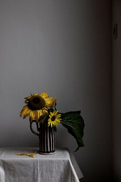 Stilleven van zonnebloemen op gestreepte vaas van Lilian Bisschop