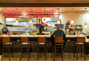 Restaurant américain avec lettres en néon rouge
