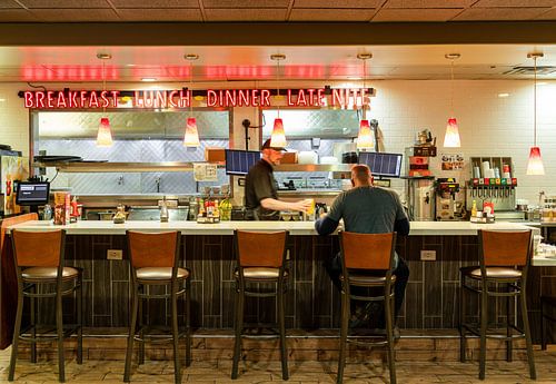 Amerikanisches Restaurant mit roter Neonschrift