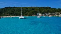 Paradijselijk turquoise water van Grieks eiland Corfu baai en zeilschepen van adventure-photos thumbnail