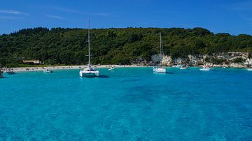 Paradijselijk turquoise water van Grieks eiland Corfu baai en zeilschepen van Simon Dux