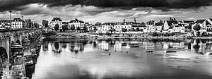Panorama Wohnhäuser und Brücke am Ufer der Loire in Saumur in Frankreich in schwarz-weiss