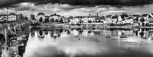 Panorama Huizen en Brug aan de oevers van de Loire in Saumur in Frankrijk in zwart-wit