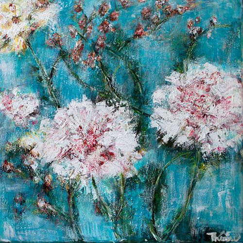 Bloemenschilderij met lichtblauwe achtergrond.