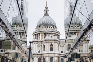 Gespiegelte St Paul's Cathedral in London von Noé Pierre
