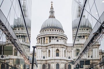 Gespiegelde St Paul's Cathedral in Londen van Noé Pierre
