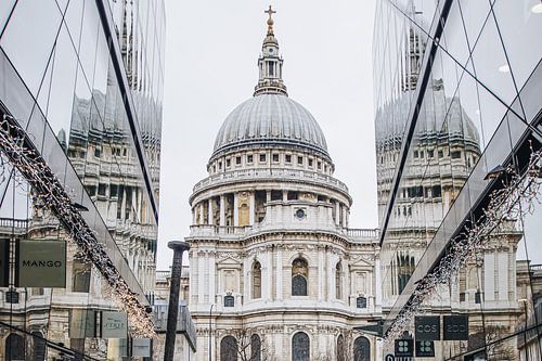 Gespiegelte St Paul's Cathedral in London