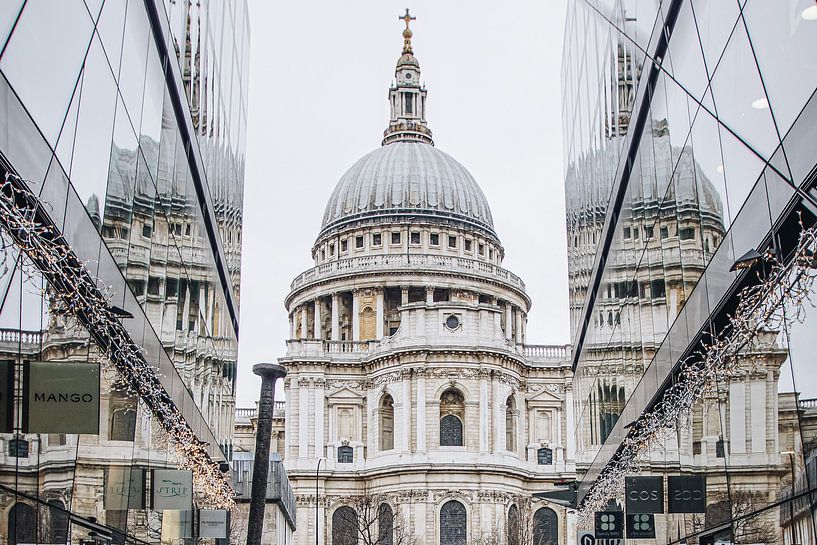 Gespiegelte St Paul's Cathedral in London von Noé Pierre