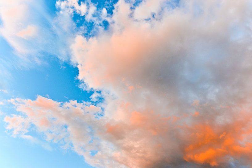 Traumhaftes Wolkenspektakel am sommerlichen Abendhimmel von Silva Wischeropp