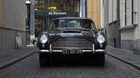 Aston Martin DB5 in een steegje in de binnenstad van breda
