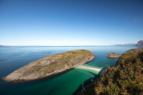 Zonnige dag en turkooisblauwe zee bij Hovdsundet bij Bodø, Nor