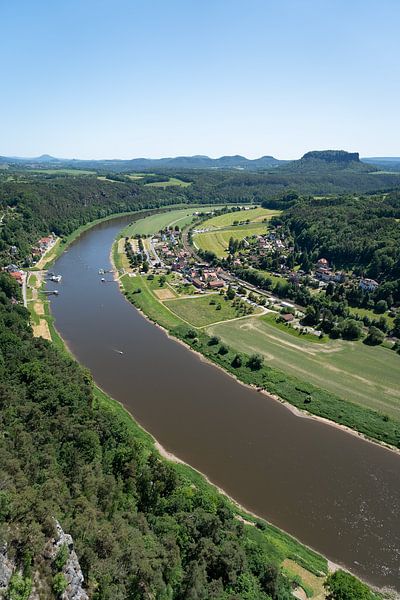 Aussicht auf den Flusslauf der Elbe in Rathen von Adriana Müller